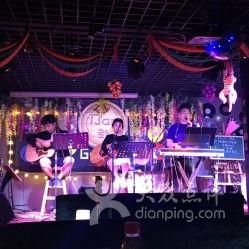 八卦酒吧驻唱,音符中的秘密故事